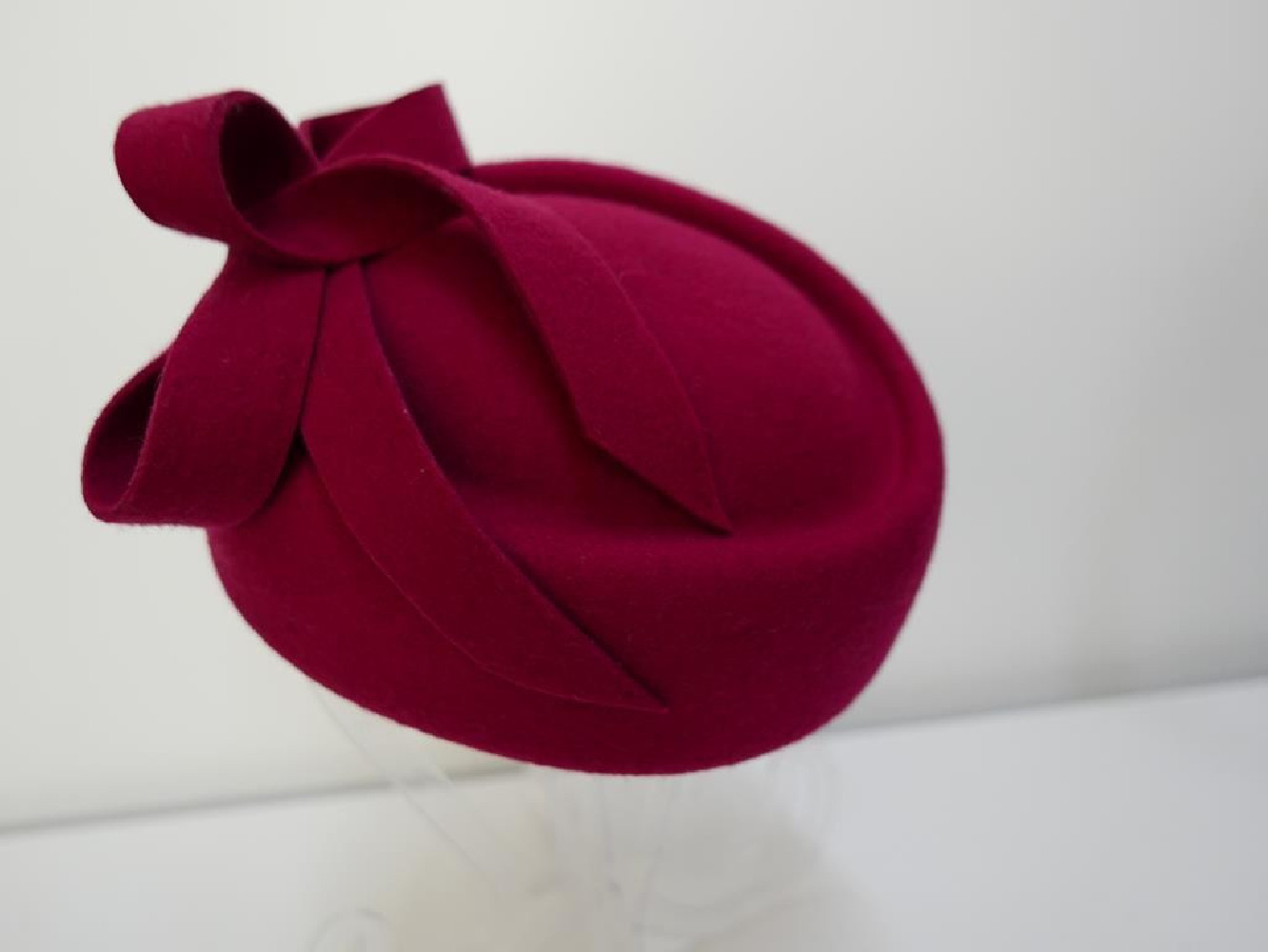 Tatiana ciemna czerwień toczek w kształcie furażerki