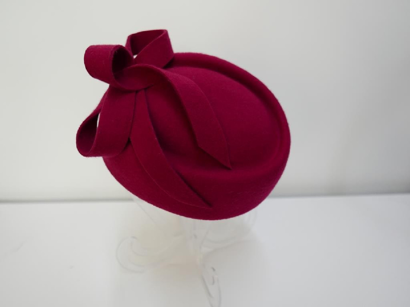 Tatiana ciemna czerwień toczek w kształcie furażerki