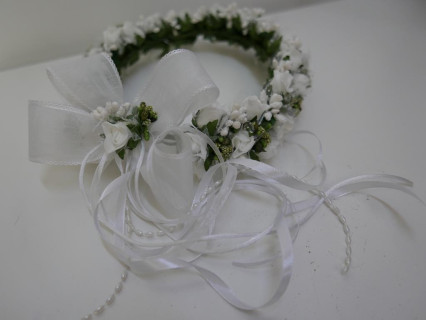 Biało zielony wianek z kokardą