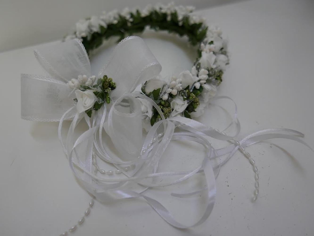 Biało zielony wianek z kokardą