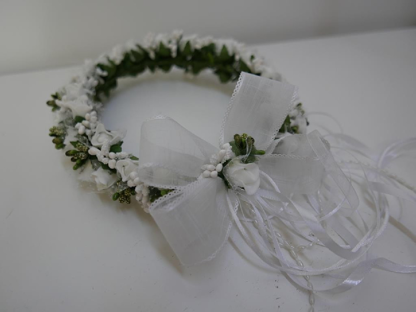 Biało zielony wianek z kokardą