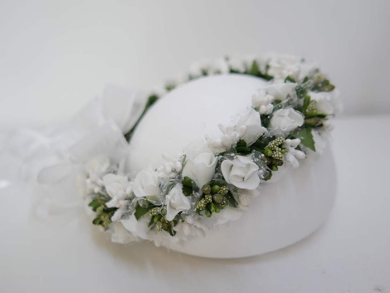 Biało zielony wianek z kokardą