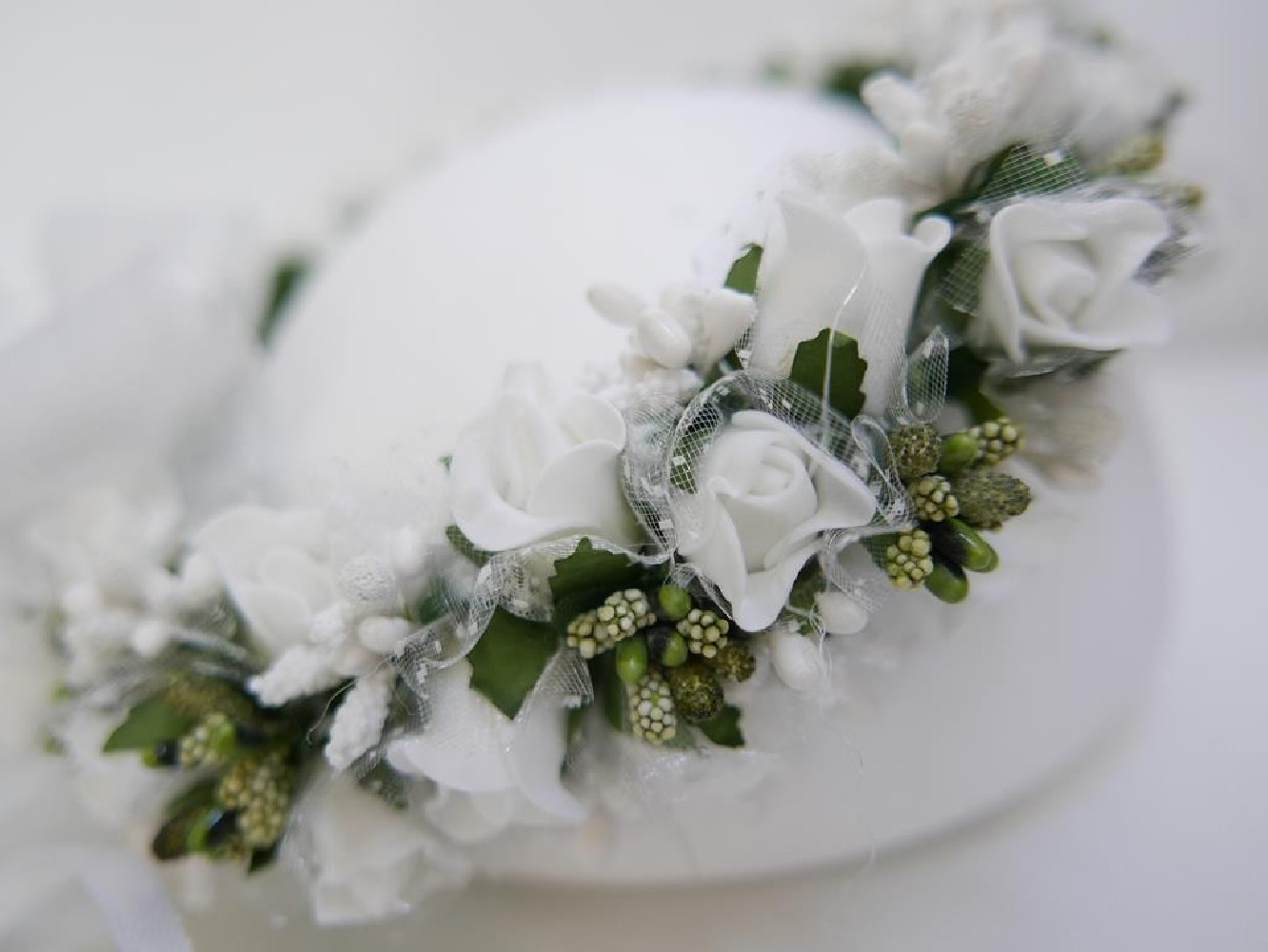 Biało zielony wianek z kokardą