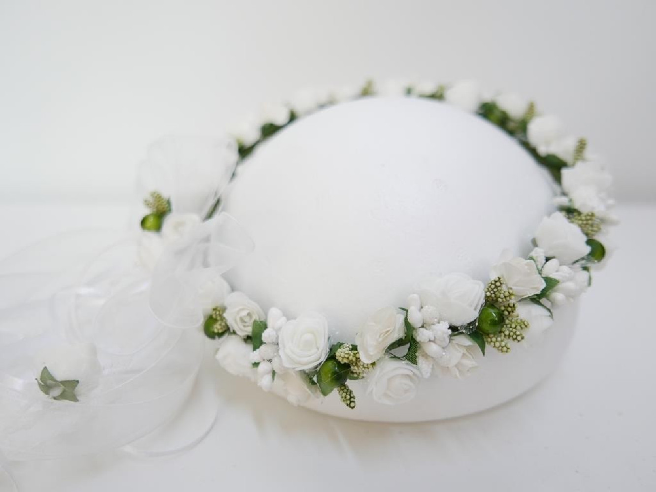 Biało zielony wianek z kokardą