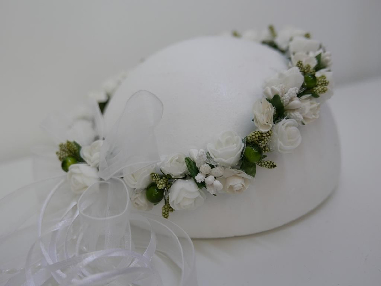 Biało zielony wianek z kokardą