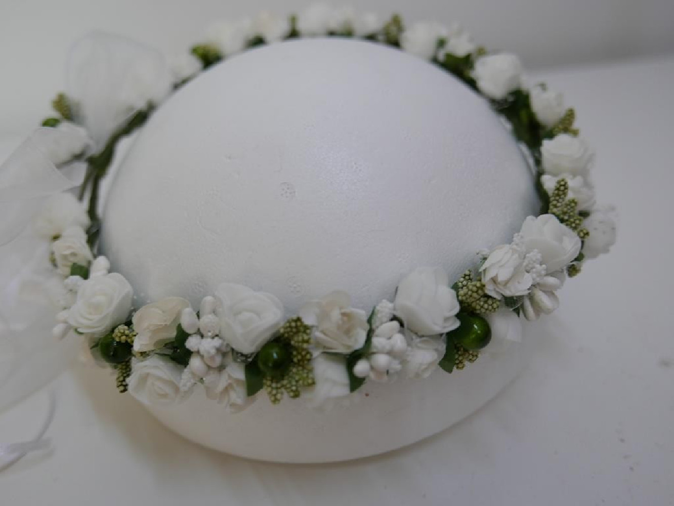 Biało zielony wianek z kokardą