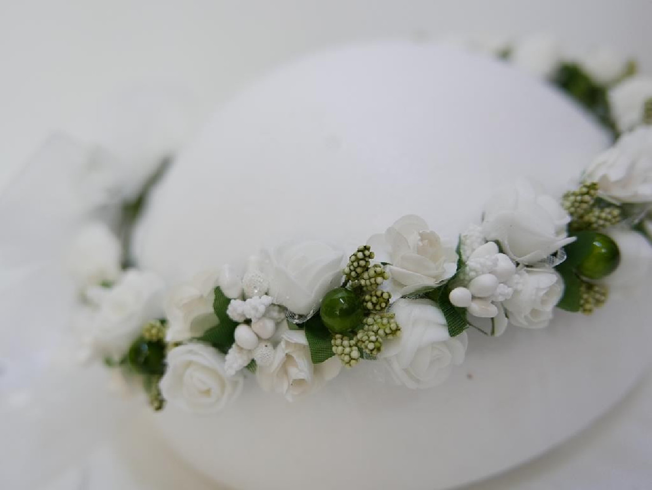 Biało zielony wianek z kokardą