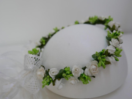 Biało zielony wianek z kokardą