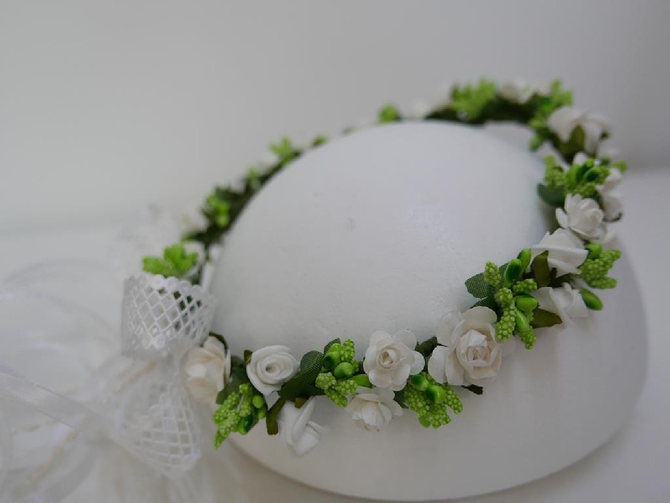 Biało zielony wianek z kokardą
