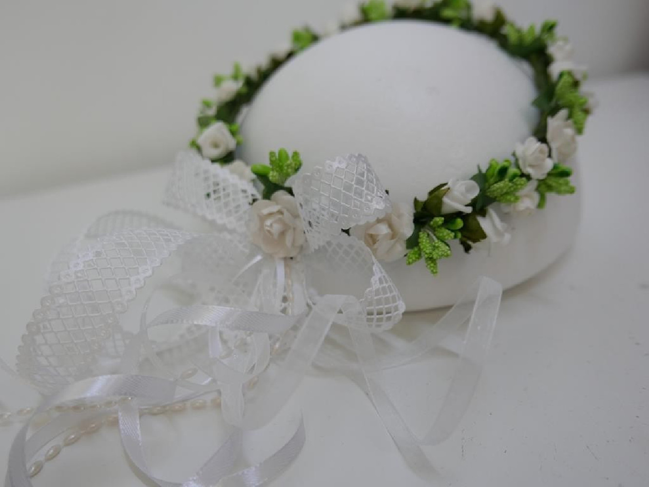 Biało zielony wianek z kokardą