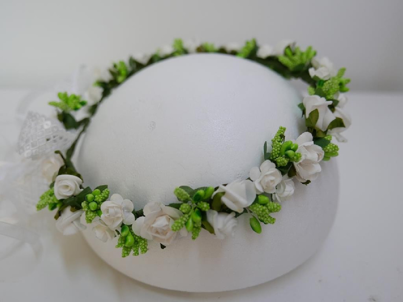 Biało zielony wianek z kokardą