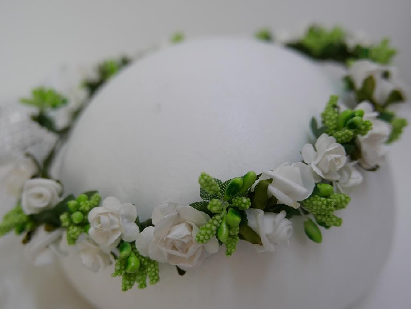 Biało zielony wianek z kokardą