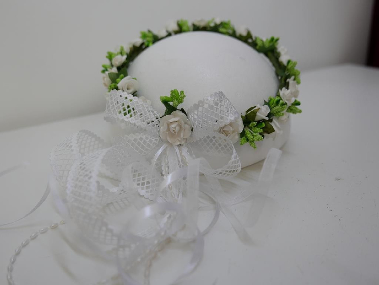 Biało zielony wianek z kokardą