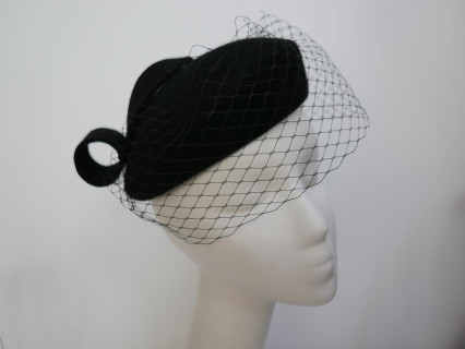 Saturnia czarny mini beret filcowy z woalką