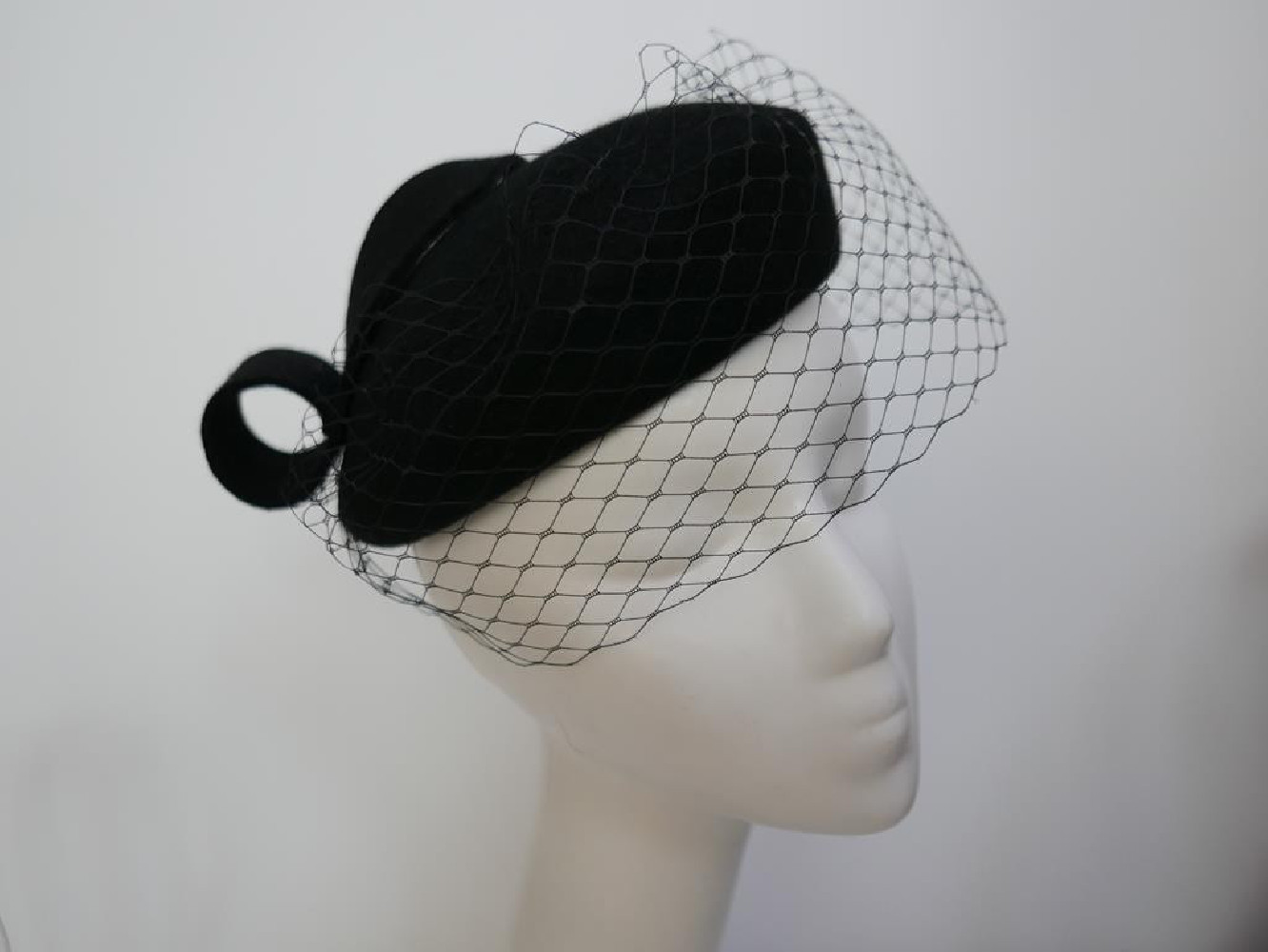 Saturnia czarny mini beret filcowy z woalką