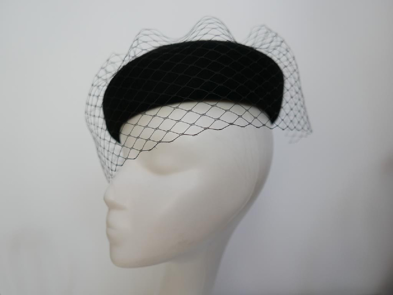 Saturnia czarny mini beret filcowy z woalką