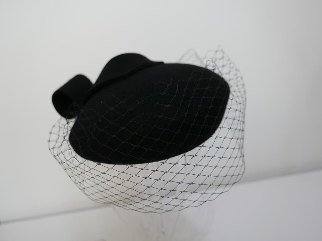 Saturnia czarny mini beret filcowy z woalką