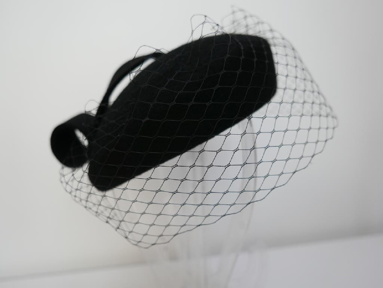 Saturnia czarny mini beret filcowy z woalką