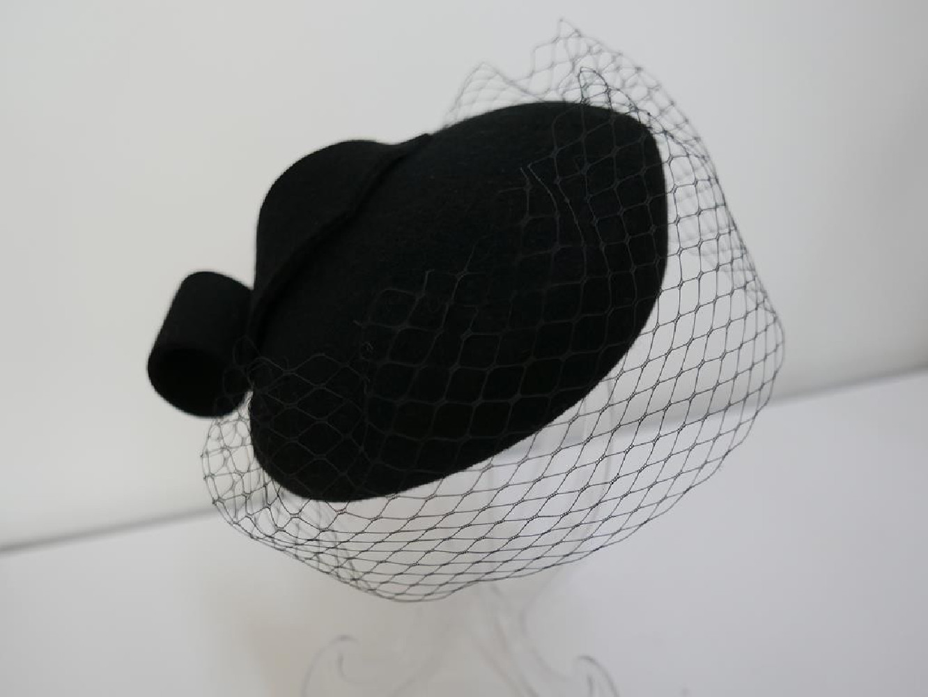 Saturnia czarny mini beret filcowy z woalką