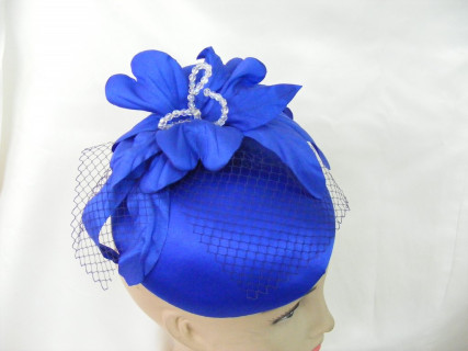 Szafirowy satynowy toczek z woalką