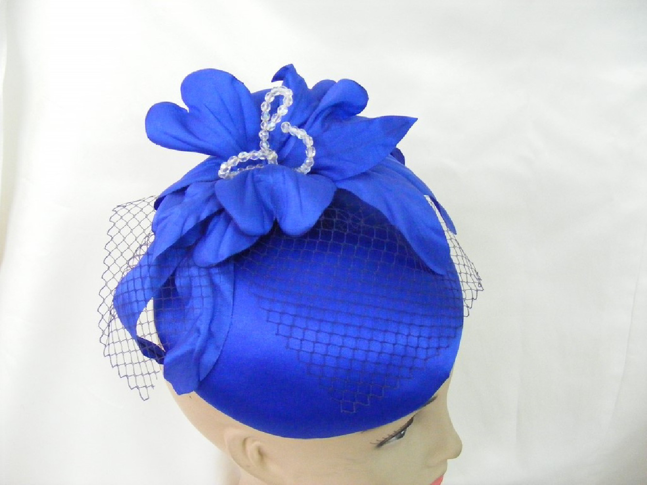 Szafirowy satynowy toczek z woalką