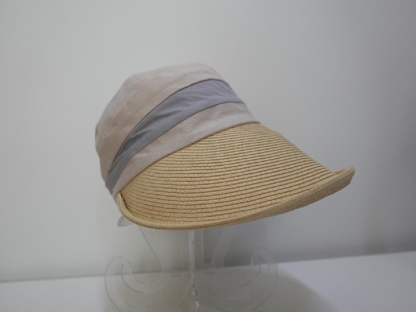 Beżowa czapka z daszkiem