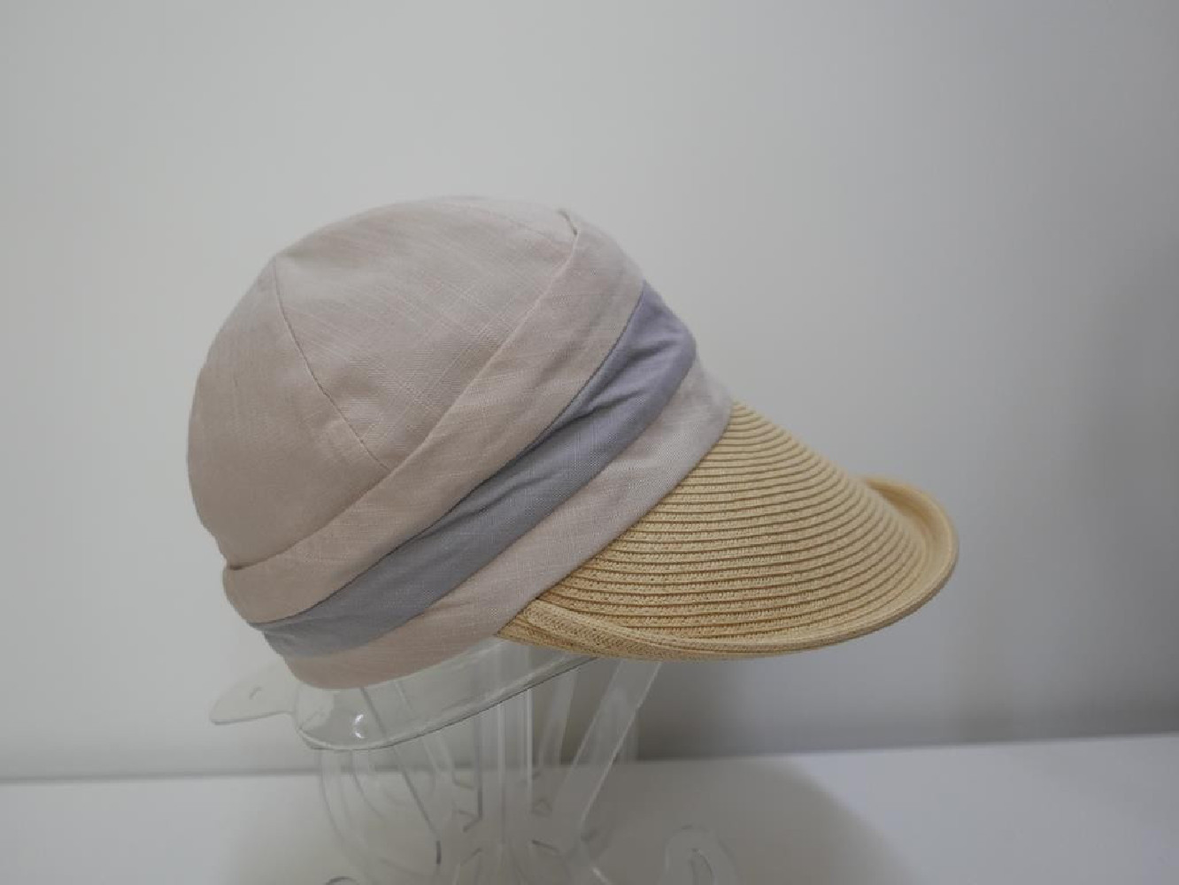Beżowa czapka z daszkiem