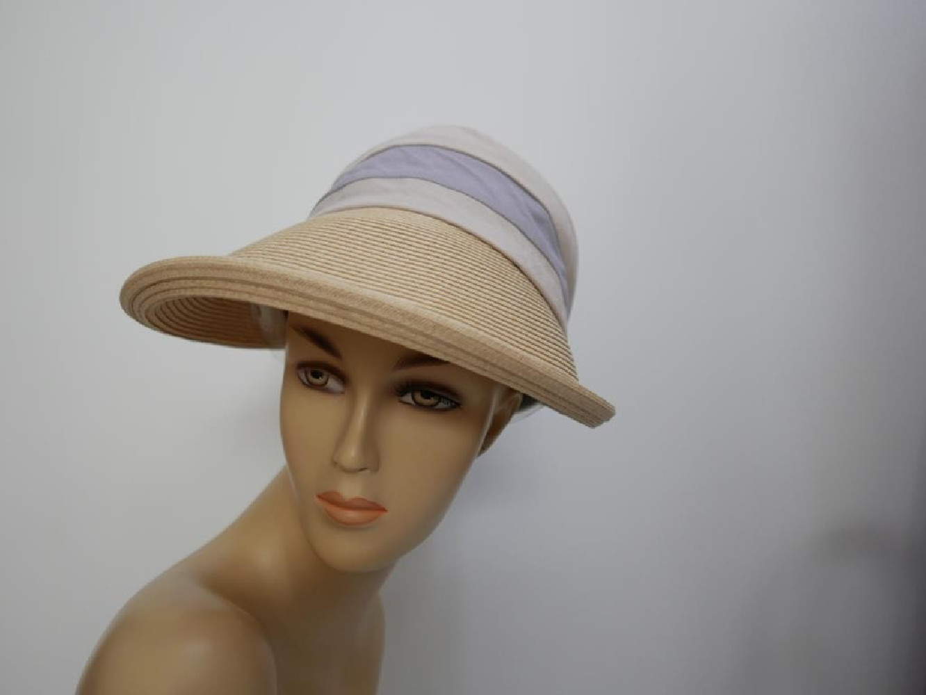 Beżowa czapka z daszkiem