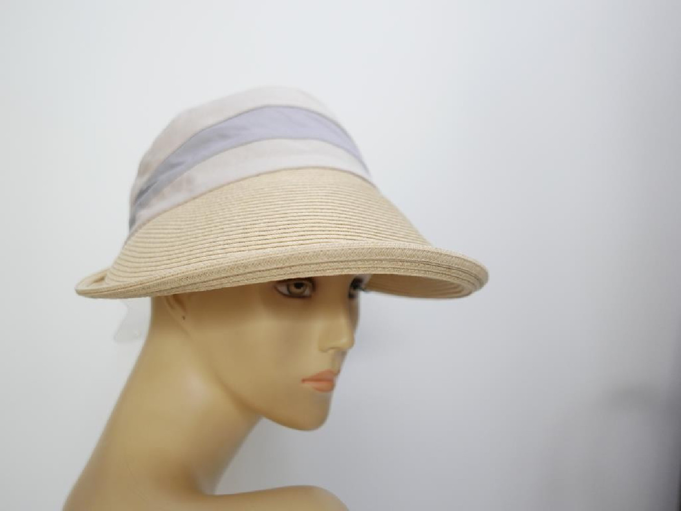 Beżowa czapka z daszkiem