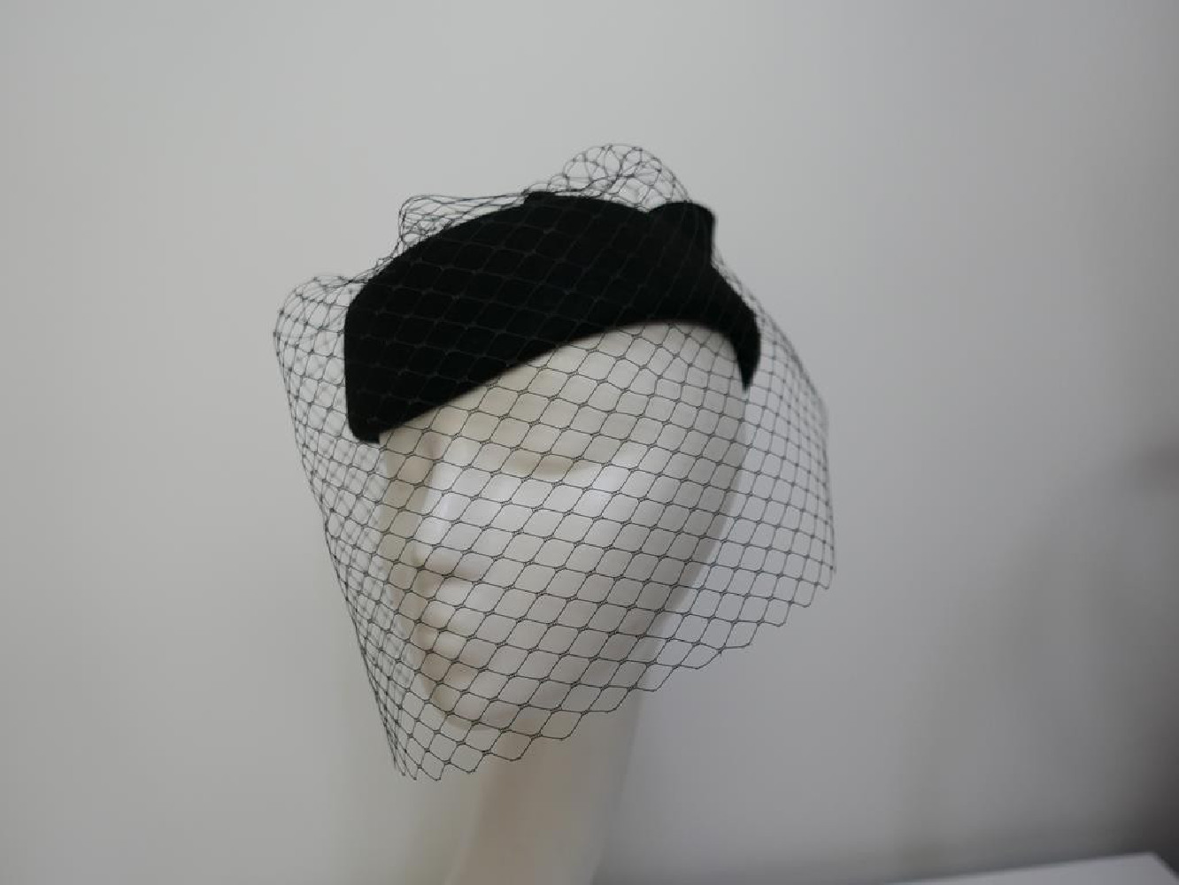 Tatiana czarny toczek fur felt z woalką