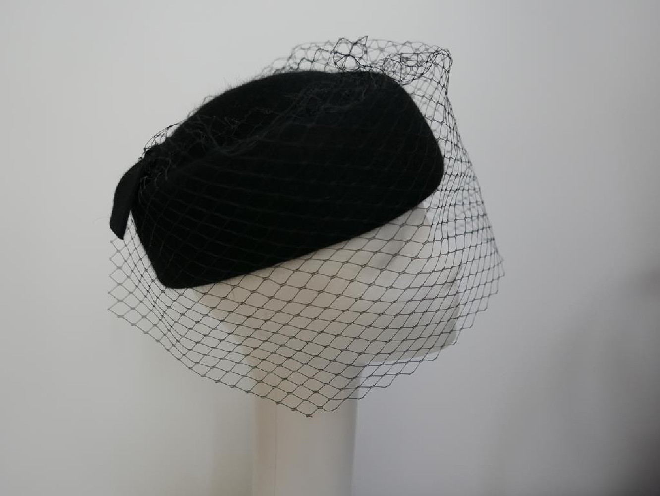 Tatiana czarny toczek fur felt z woalką