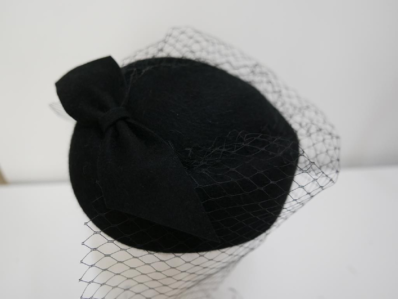 Tatiana czarny toczek fur felt z woalką