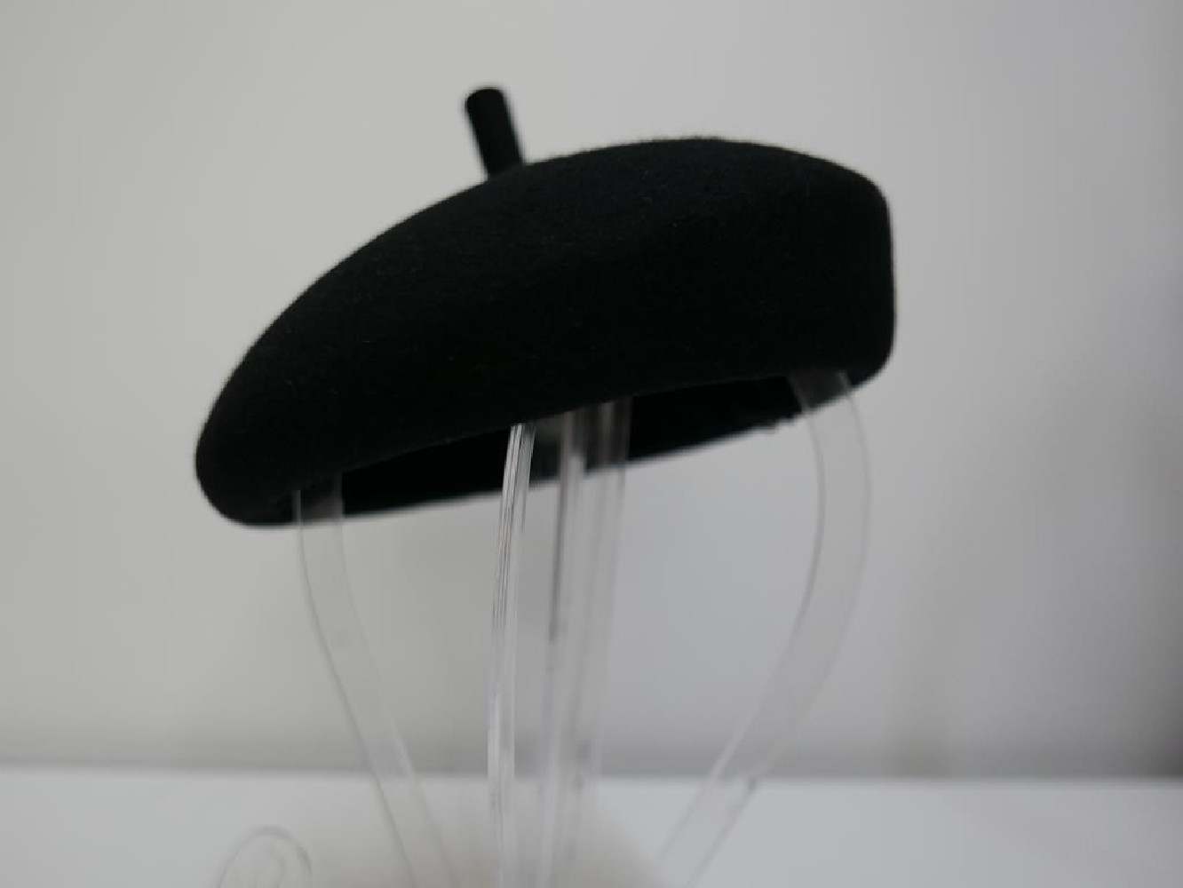 Saturnia czarny mini beret filcowy z antenką