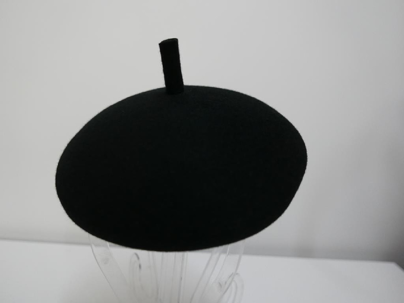 Saturnia czarny mini beret filcowy z antenką