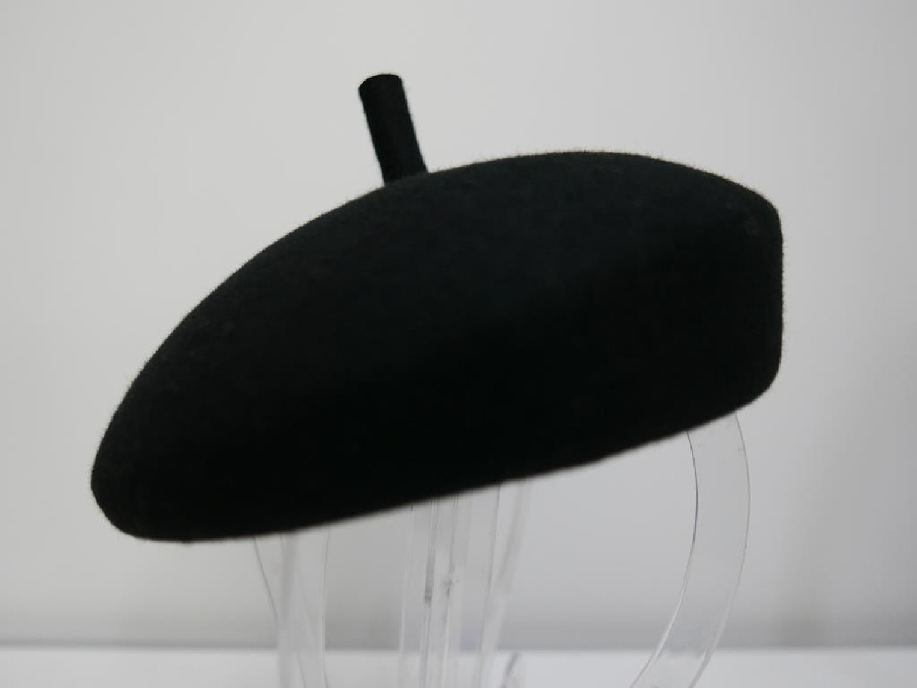 Saturnia czarny mini beret filcowy z antenką