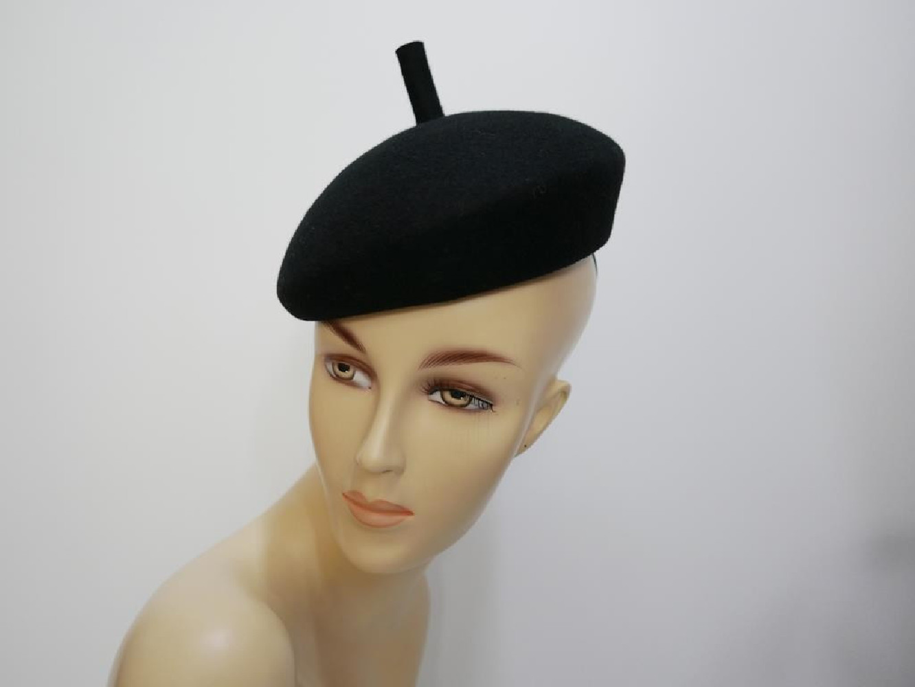 Saturnia czarny mini beret filcowy z antenką