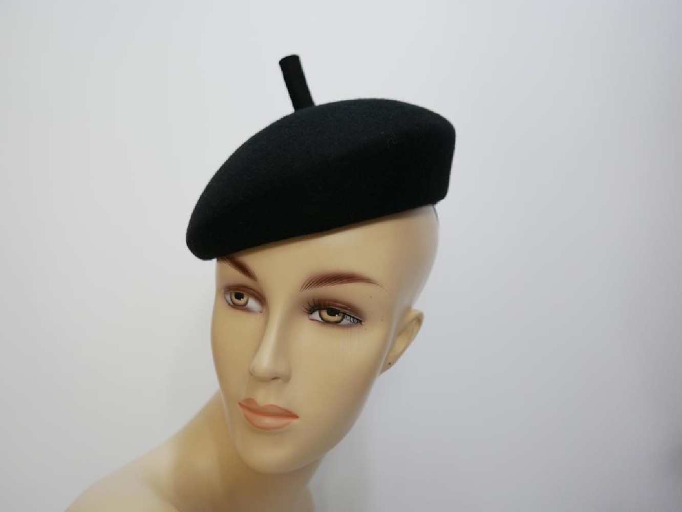 Saturnia czarny mini beret filcowy z antenką