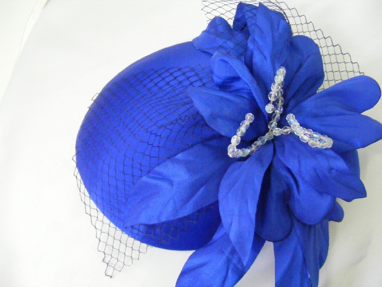 Szafirowy satynowy toczek z woalką