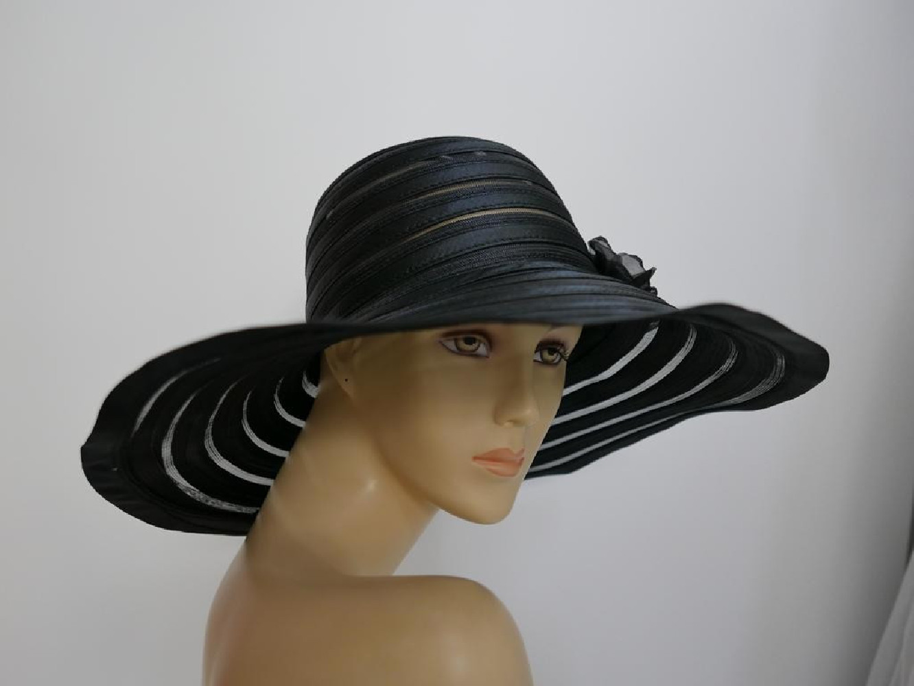 Czarny satynowy kapelusz do 58 cm
