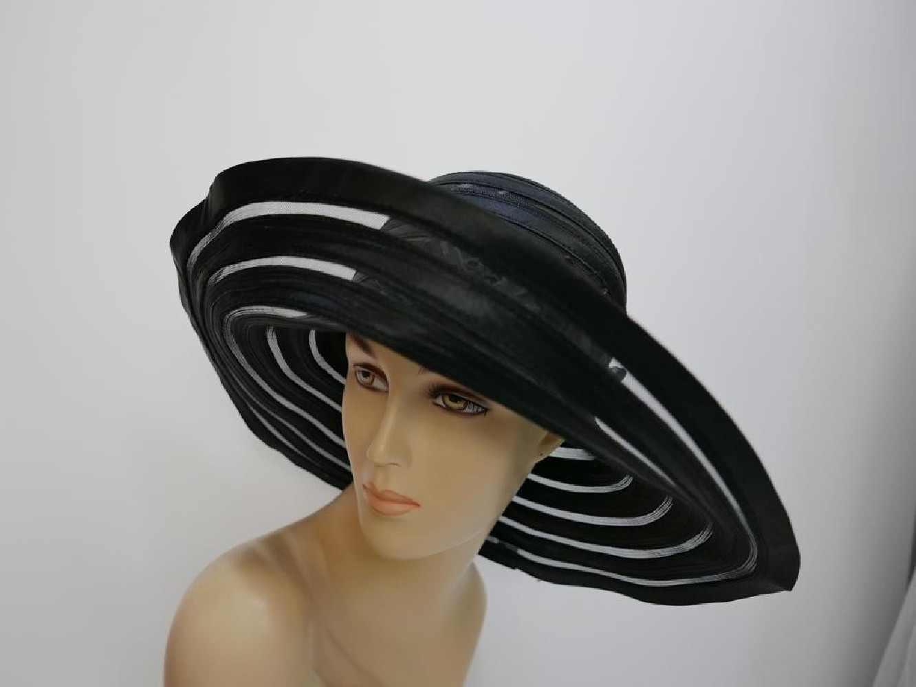 Czarny satynowy kapelusz do 58 cm