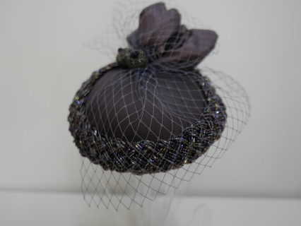 Fioletowy, biżuteryjny mini toczek fascynator z woalką