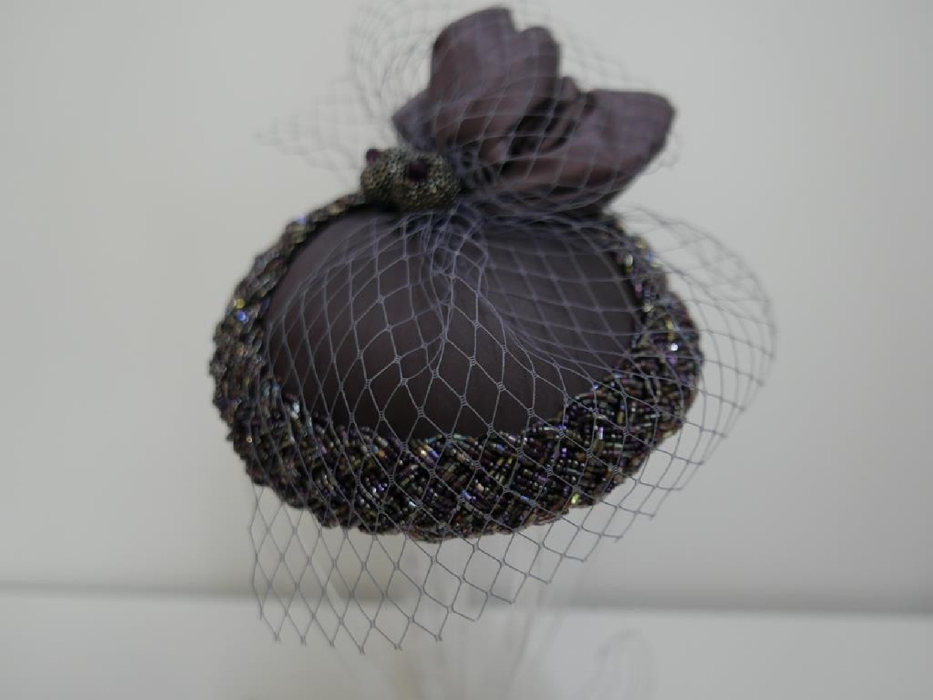 Fioletowy, biżuteryjny mini toczek fascynator z woalką
