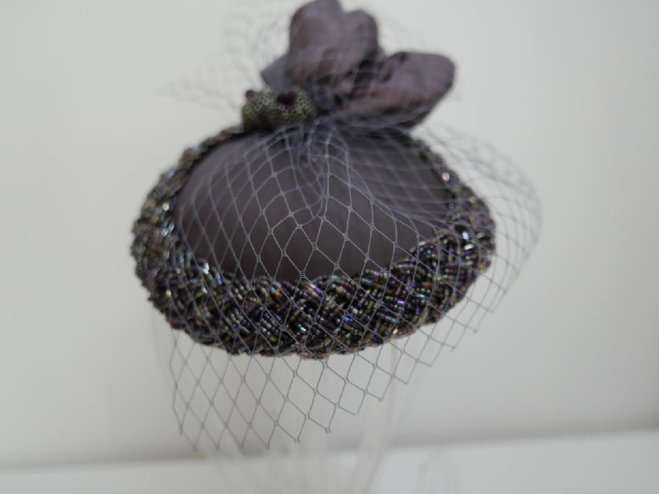 Fioletowy, biżuteryjny mini toczek fascynator z woalką