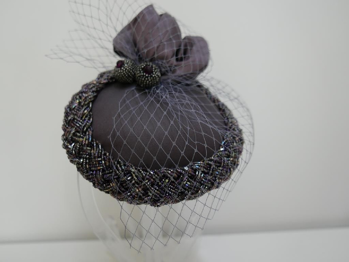 Fioletowy, biżuteryjny mini toczek fascynator z woalką