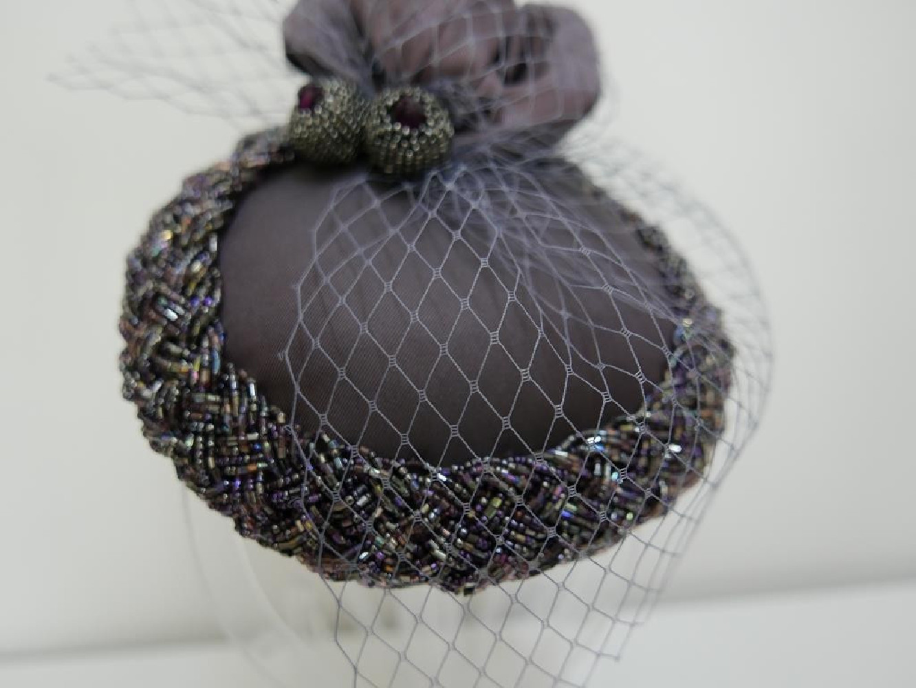 Fioletowy, biżuteryjny mini toczek fascynator z woalką