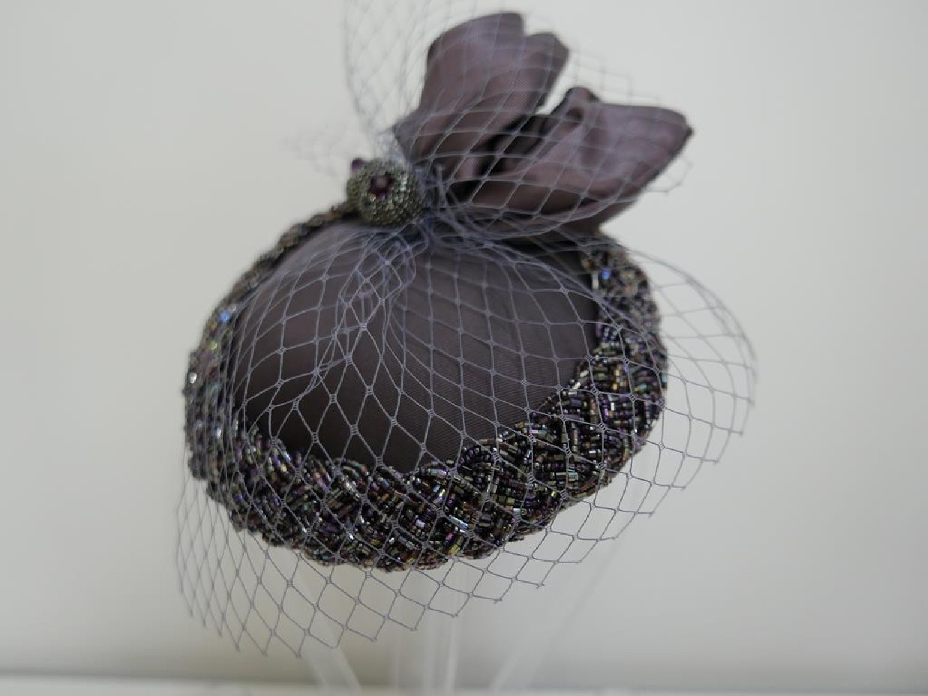 Fioletowy, biżuteryjny mini toczek fascynator z woalką