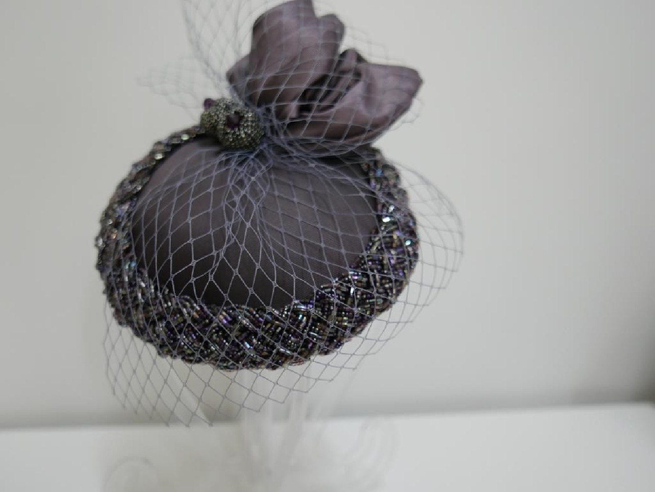 Fioletowy, biżuteryjny mini toczek fascynator z woalką