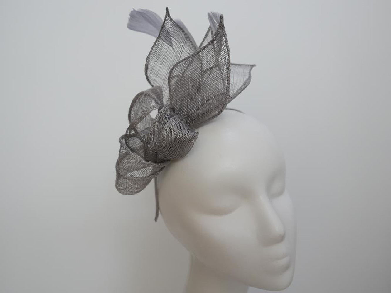 Szary fascynator z sinamay na przepasce