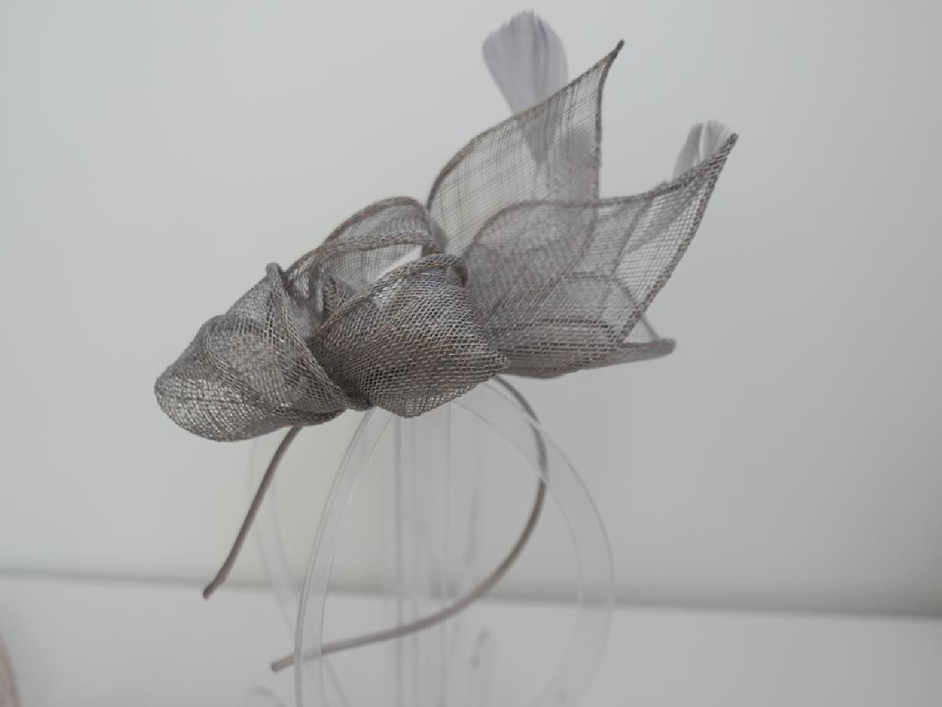 Szary fascynator z sinamay na przepasce