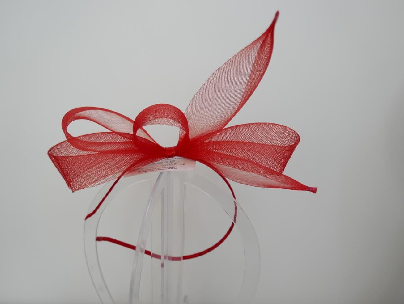 Czerwony fascynator z crin na przepasce